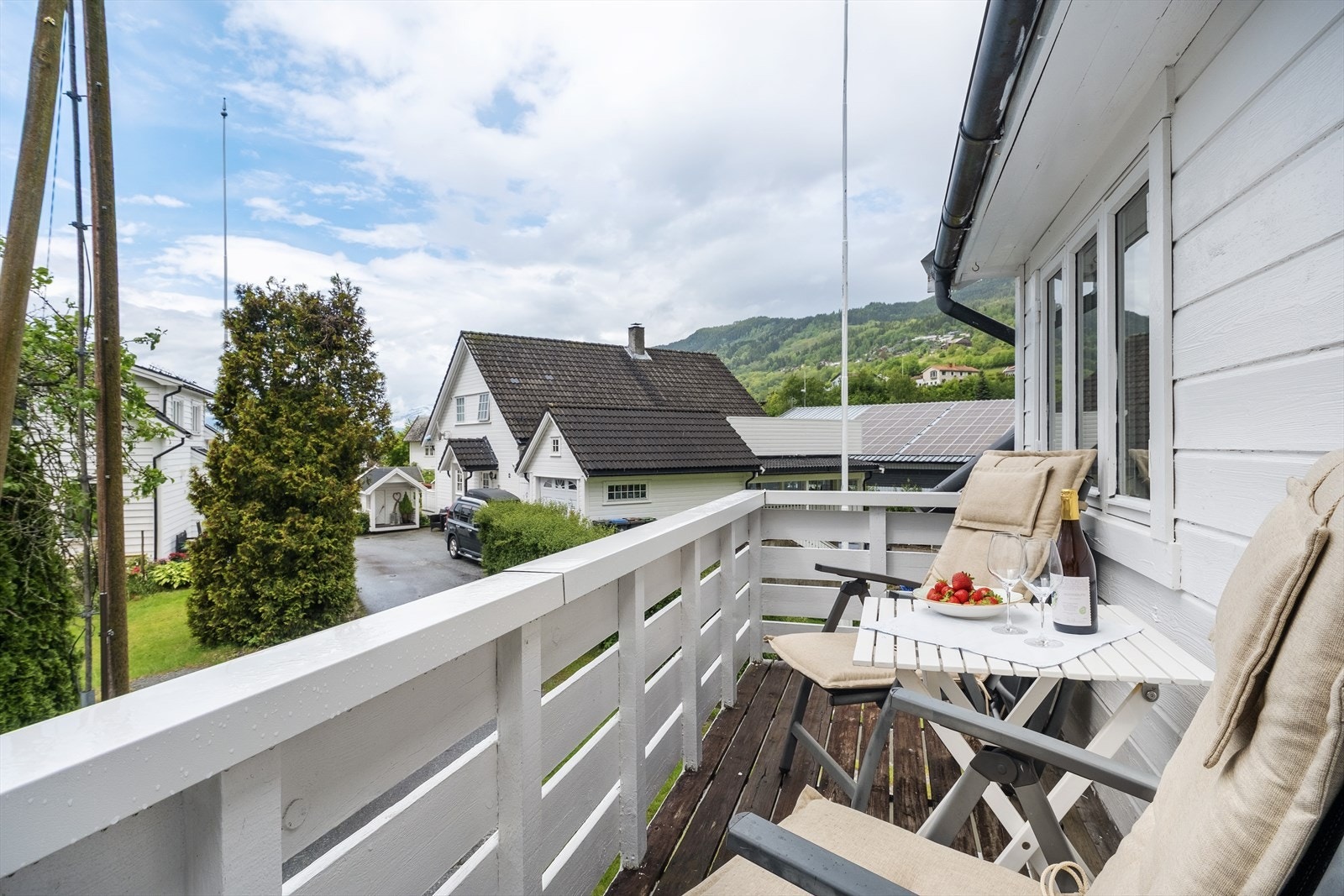 Ute på balkongen er det plass til ei mindre sittegruppe. Galleribilde