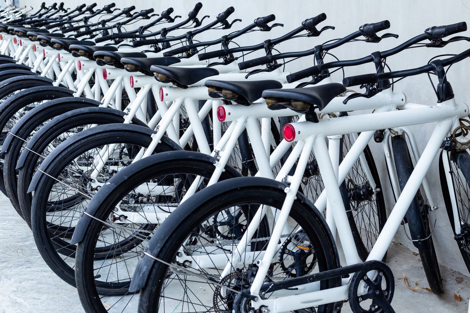 Innendørs sykkelparkering med sykkelverksted og sykkelvask Galleribilde