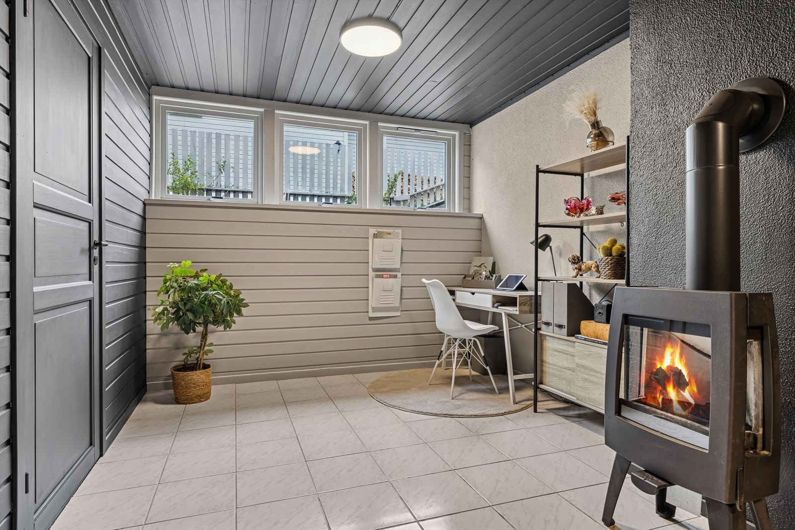 Rom i kjeller innredet som stue. Her er det også etablert peisovn. NB! Rommet er ikke omsøkt eller godkjent til dagens bruk. Galleribilde