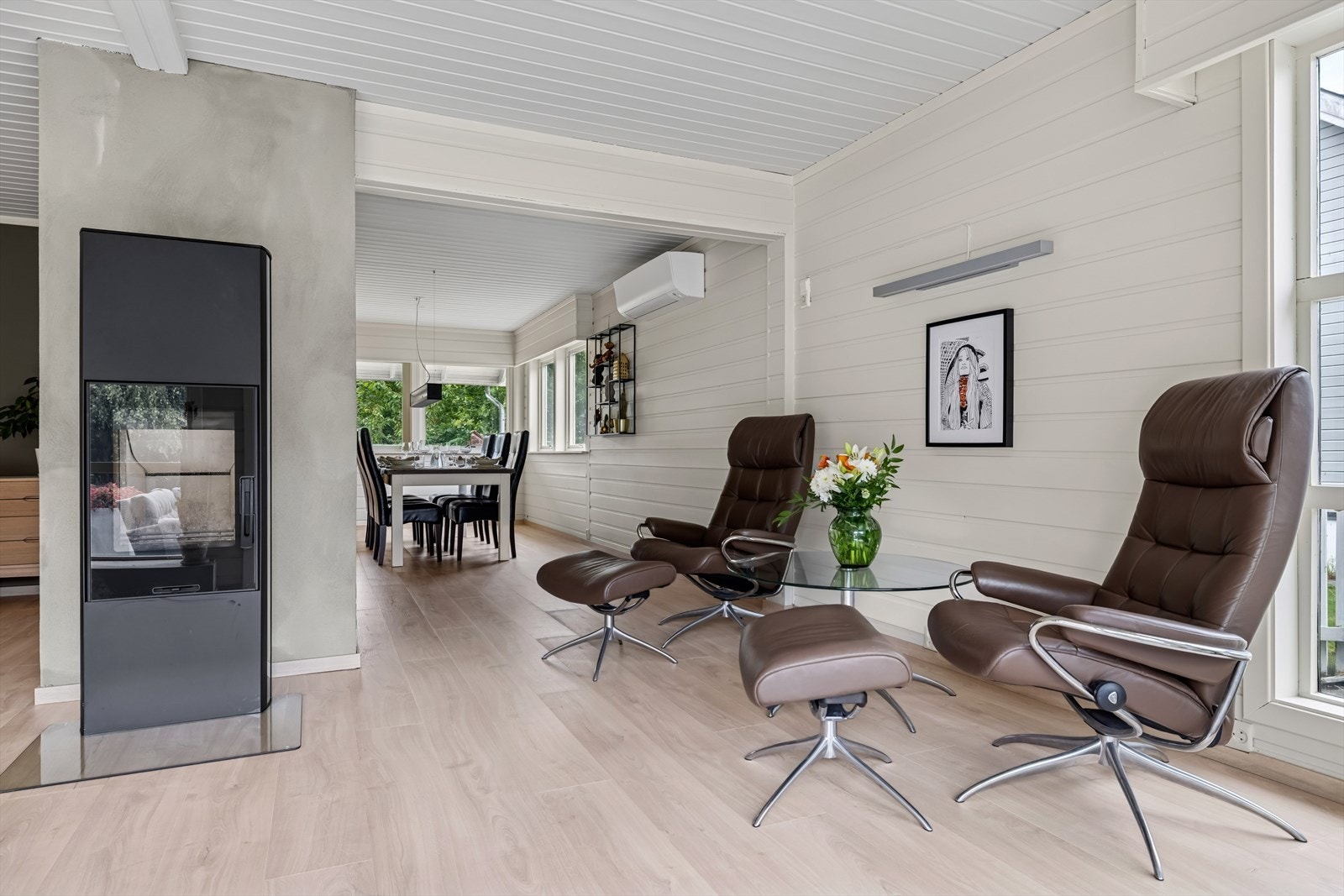 Stuen byr også på plass for øvrig møblement som godstoler, sjenk, kommode, vitrineskap eller lignende. Galleribilde