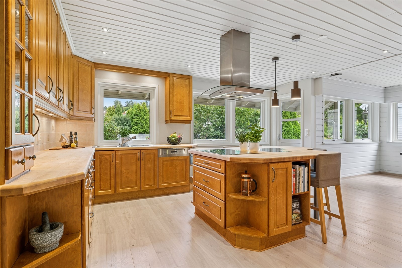 Integrerte hvitevarer som stekeovn, platetopp, oppvaskmaskin, kaffemaskin (defekt) og kjøleskap. Galleribilde