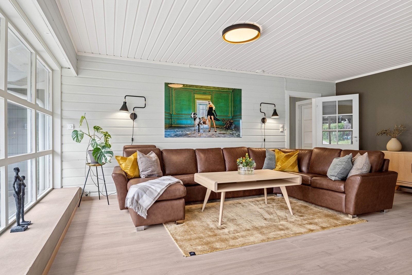 Sofakroken finner fort sin naturlige plass i rommet, og tv-en kan med fordel plasseres mot/på vegg. Galleribilde