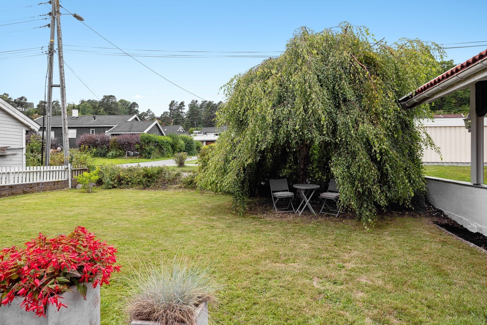 Hage med boltreplass for både store og små. Galleribilde