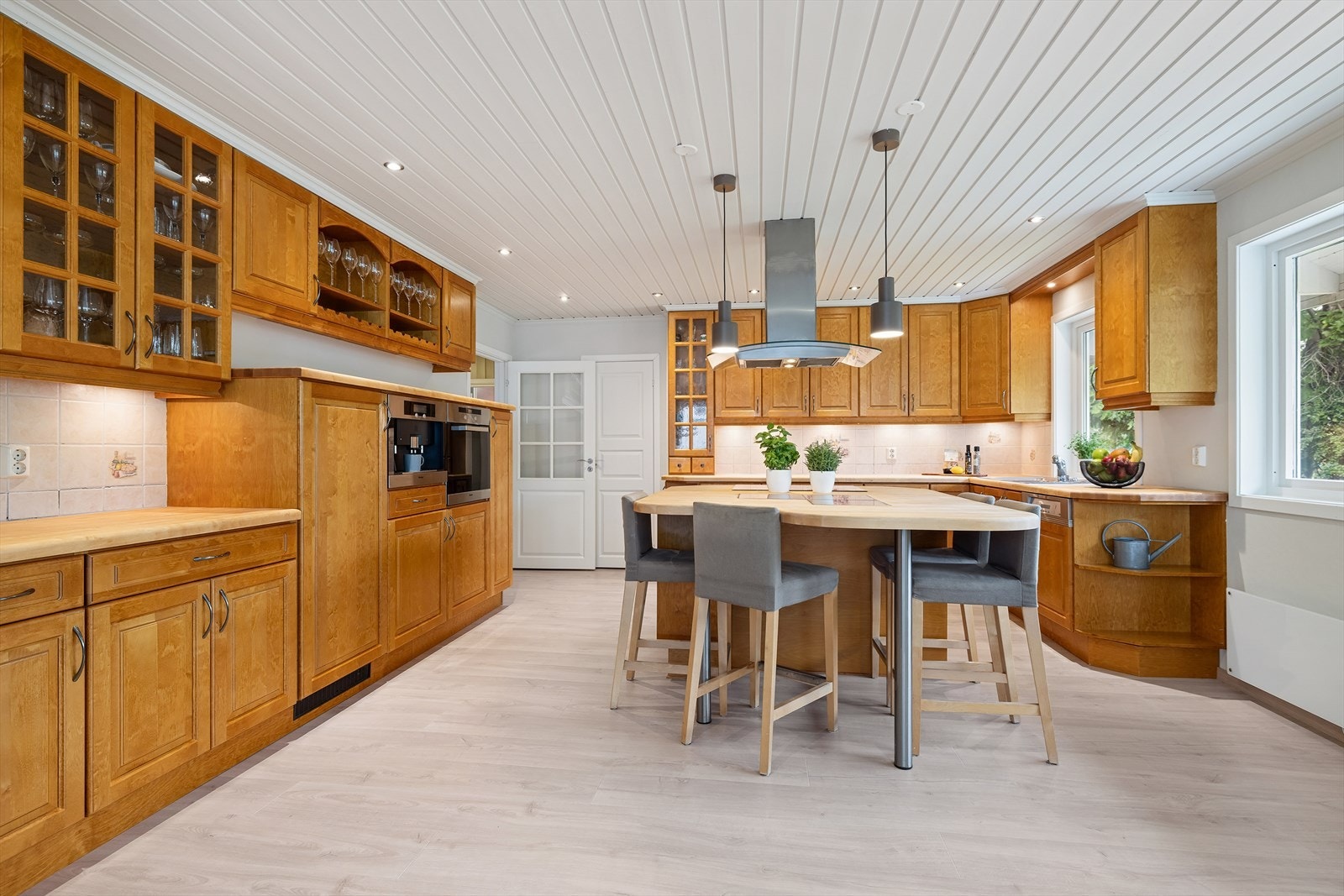 Kjøkken fra 2007 med profilerte fronter og benkeplate i solid heltre utførelse. Galleribilde