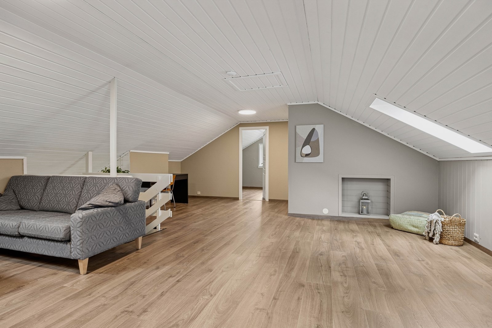 Stor og tiltalende loftstue - et naturlig samlingspunkt Galleribilde