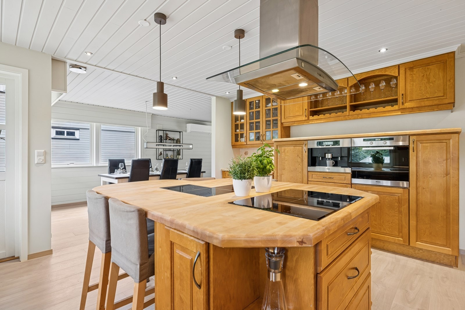 Praktisk kjøkken-øy med bar-løsning. Alt i alt et svært funksjonelt og godt kjøkken som innbyr til herlige smaksopplevelser. Galleribilde