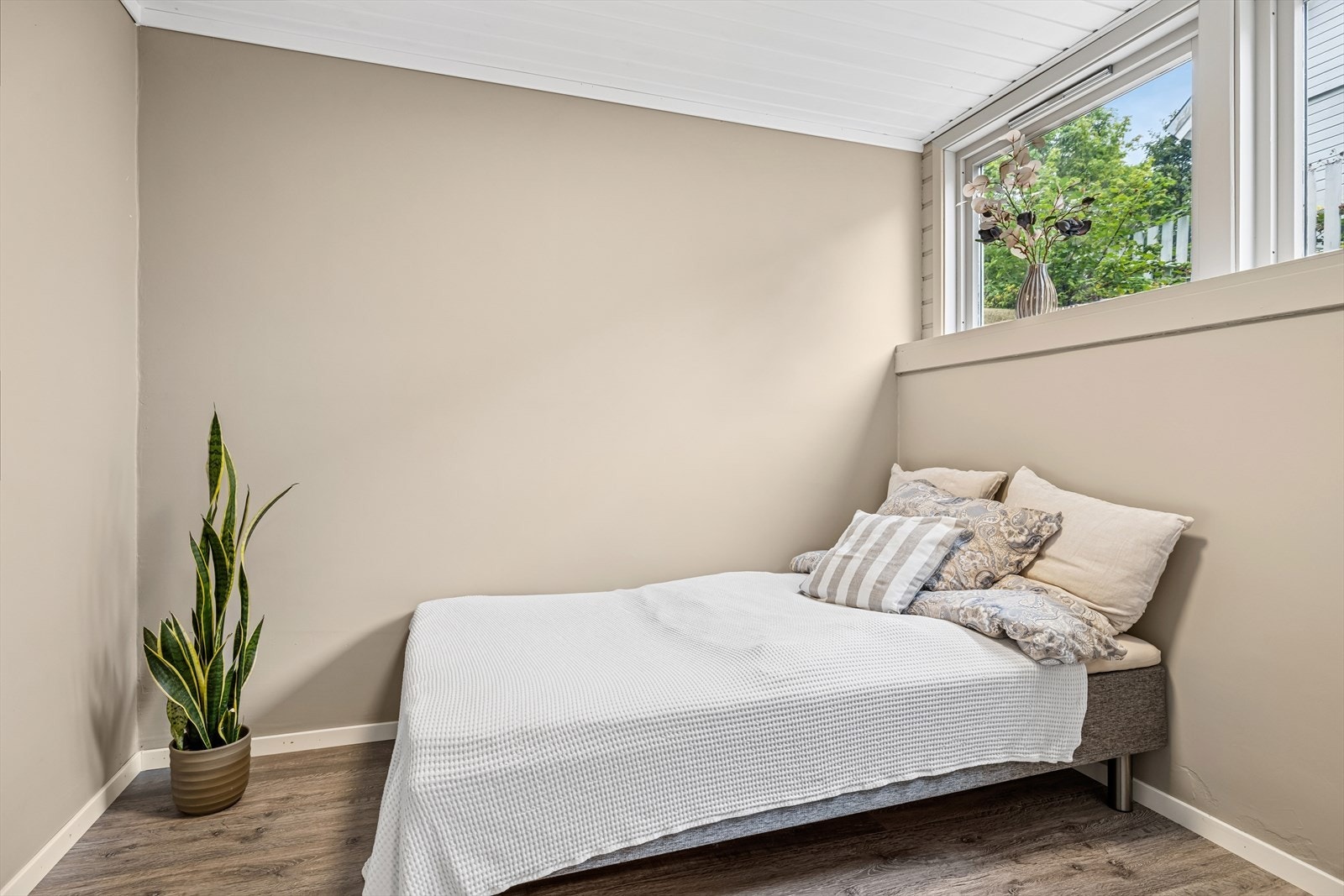 Rom i kjeller innredet som soverom. NB! Rommet er ikke omsøkt eller godkjent til dagens bruk. Galleribilde