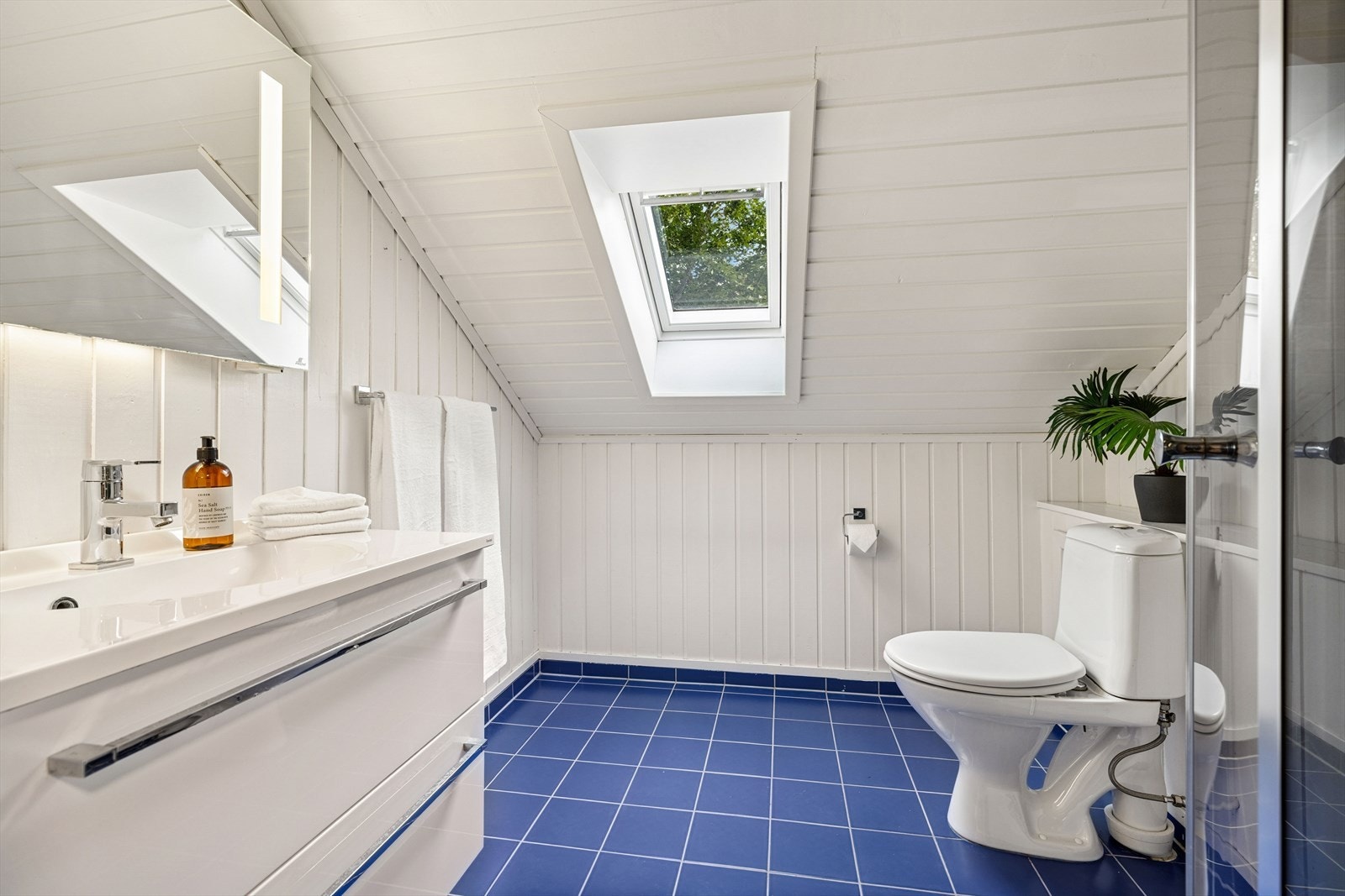 I tilknytning til loftstuen finner du et praktisk og moderne baderom som kombinerer funksjonalitet med stil. Galleribilde