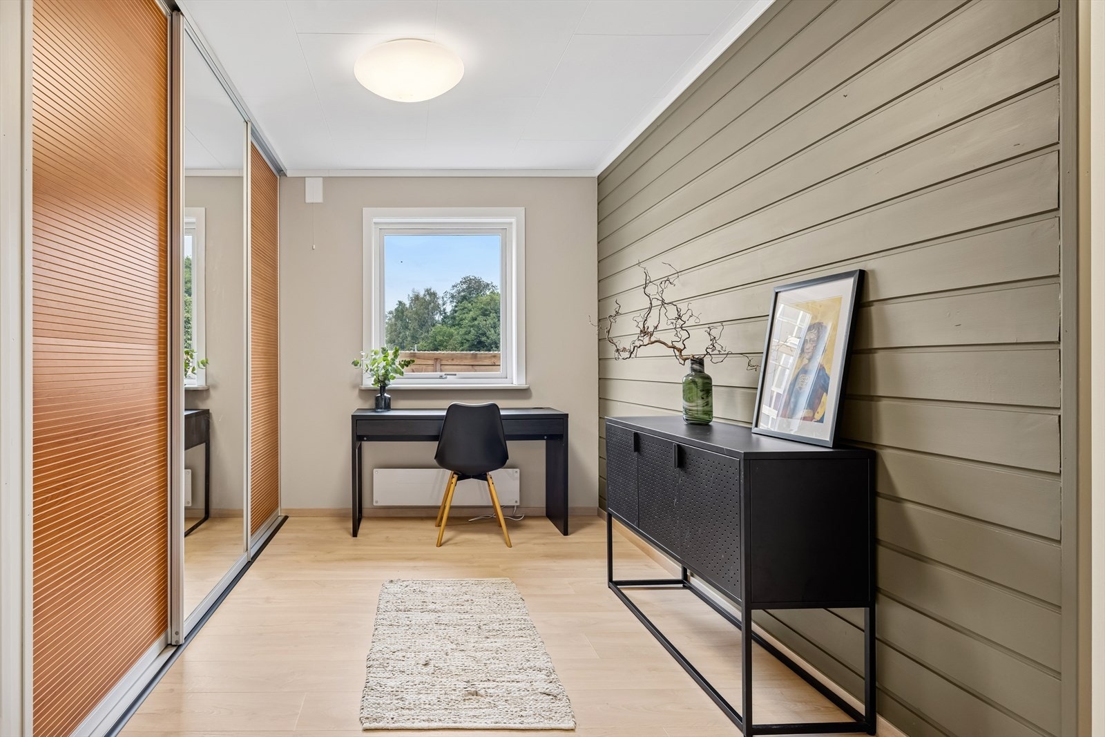 Gang/garderoberom som opprinnelig er tegnet inn som soverom. Stor innebygget skyvedørsgarderobe. Galleribilde