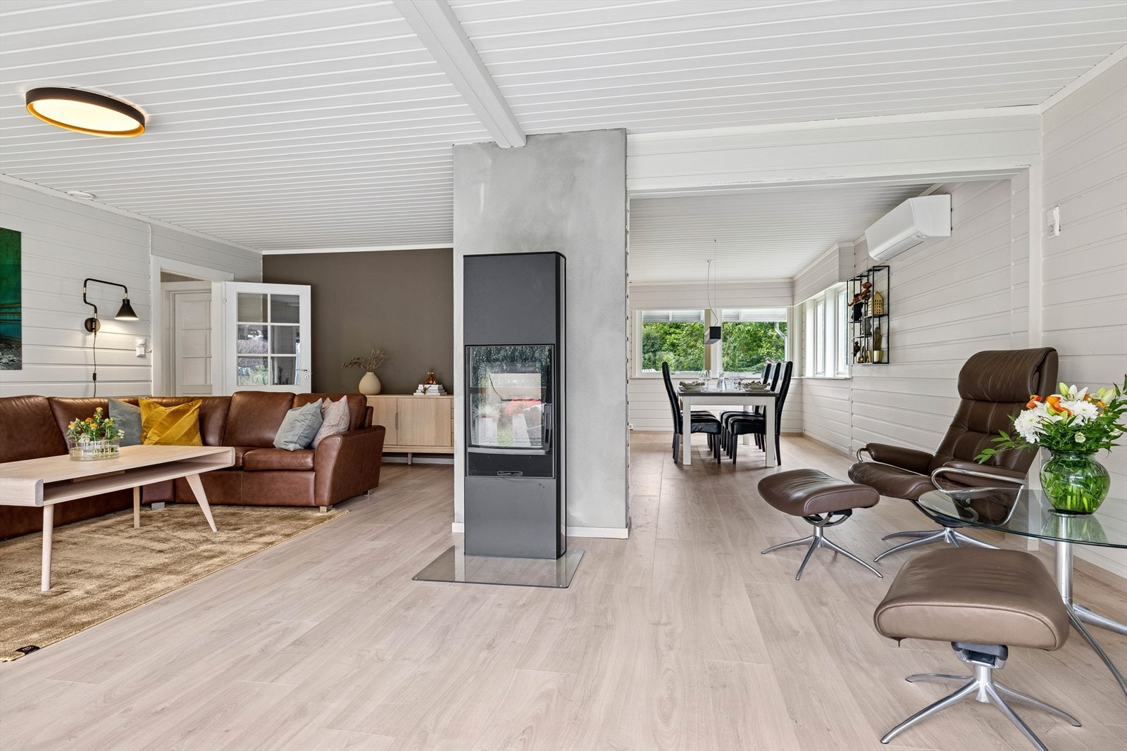 Boligen varmes opp av en moderne peisovn, varmepumpe og gulvvarme i flere rom. Deler av stuen har gulvvarme. Galleribilde