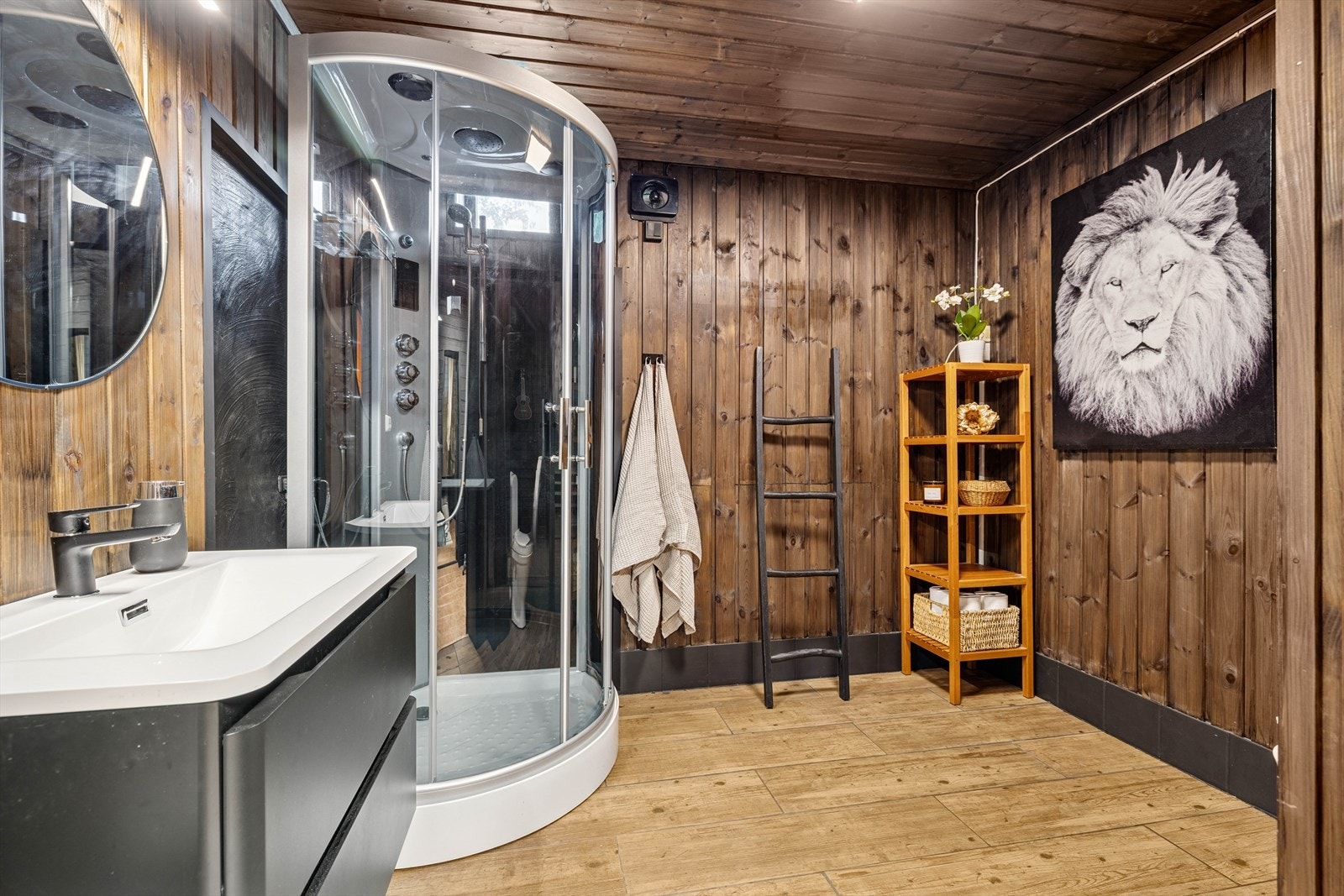 Rom i kjeller innredet som bad. NB! Rommet er ikke omsøkt eller godkjent til dagens bruk. Galleribilde