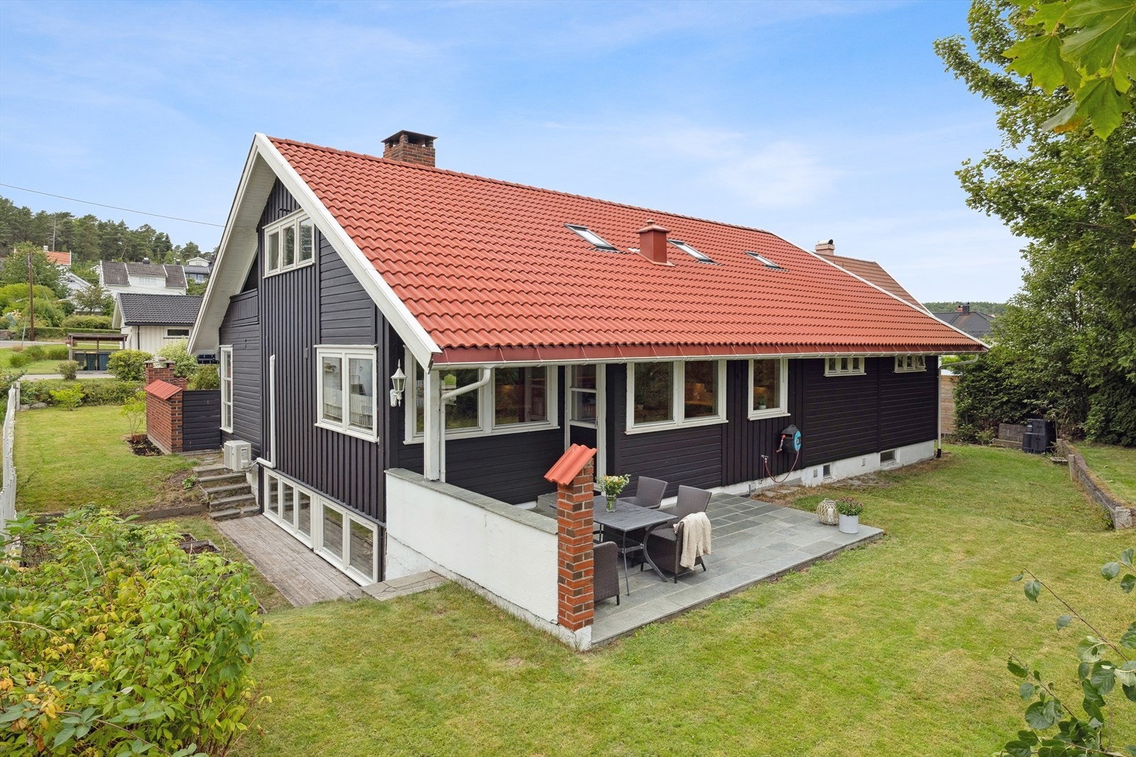 Stor og innholdsrik familiebolig i veletablert og barnevennlig område. Galleribilde