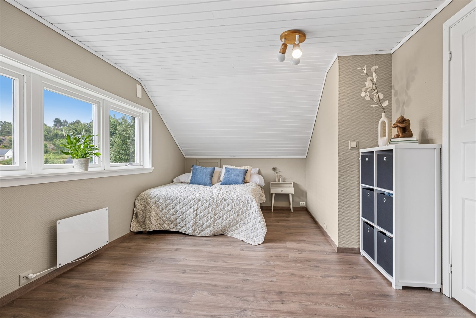 Tiltalende og romslig soverom - en fredelig oase. Galleribilde