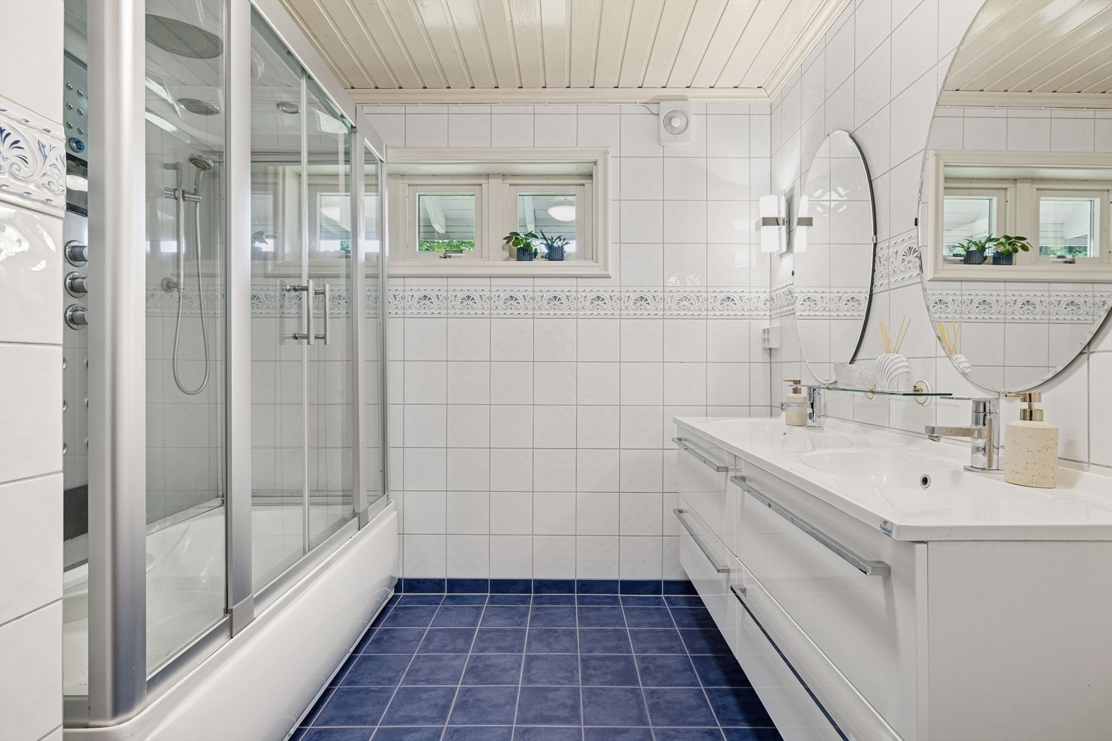 Pent flislagt bad med stort dusjbadekar. Her er det behagelig gulvvarme. Galleribilde