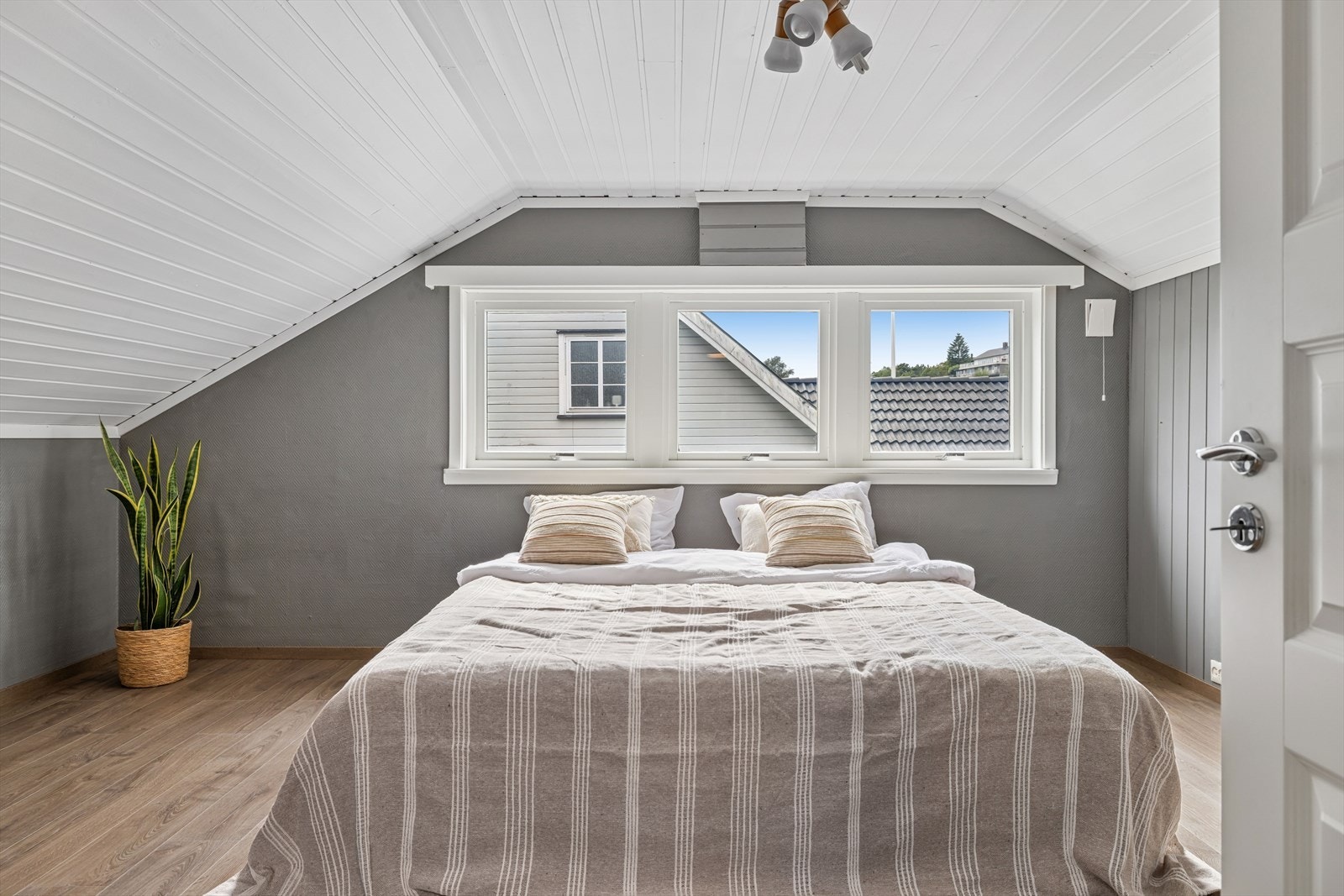 Dette soverommet utmerker seg med sin generøse størrelse og behagelige atmosfære - et perfekt sted å trekke seg tilbake etter en lang dag. Galleribilde