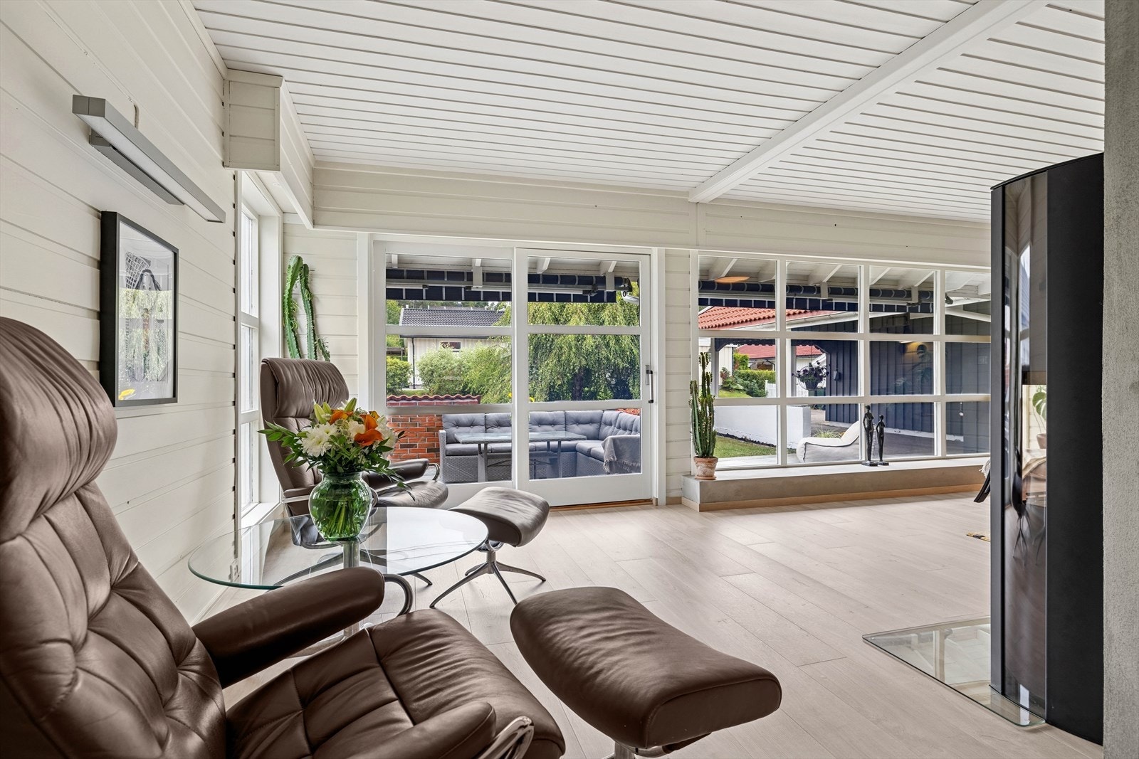 Vi beveger oss videre inn i en lys og innbydende stue. Galleribilde