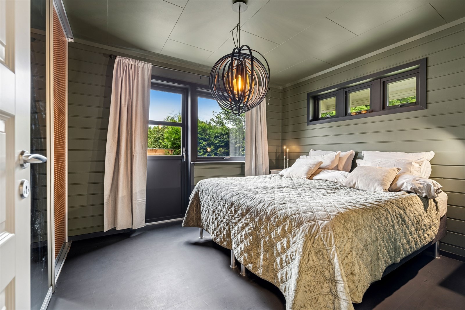 Soverom med god plass for dobbeltseng, nattbord og innebygget skyvedørsgarderobe. Her har en videre utgang til balkong. Galleribilde