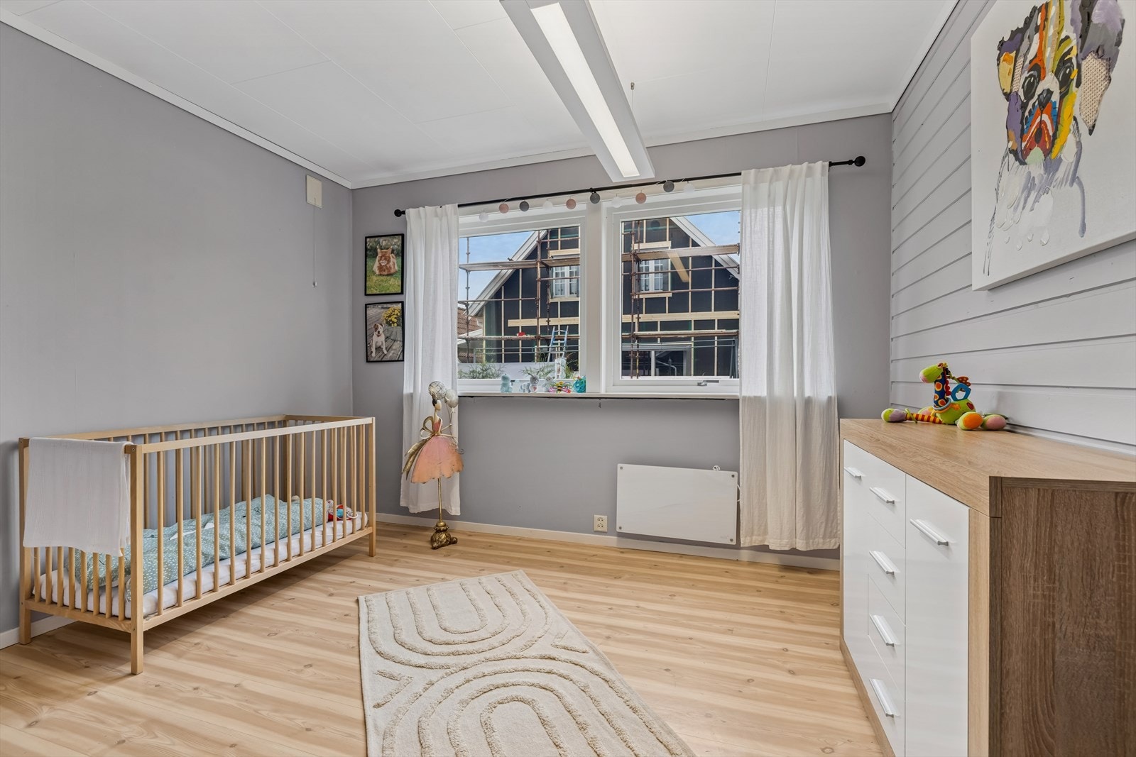 Det er to (tre og en regner med garderoberommet) soverom i første etasje. Galleribilde