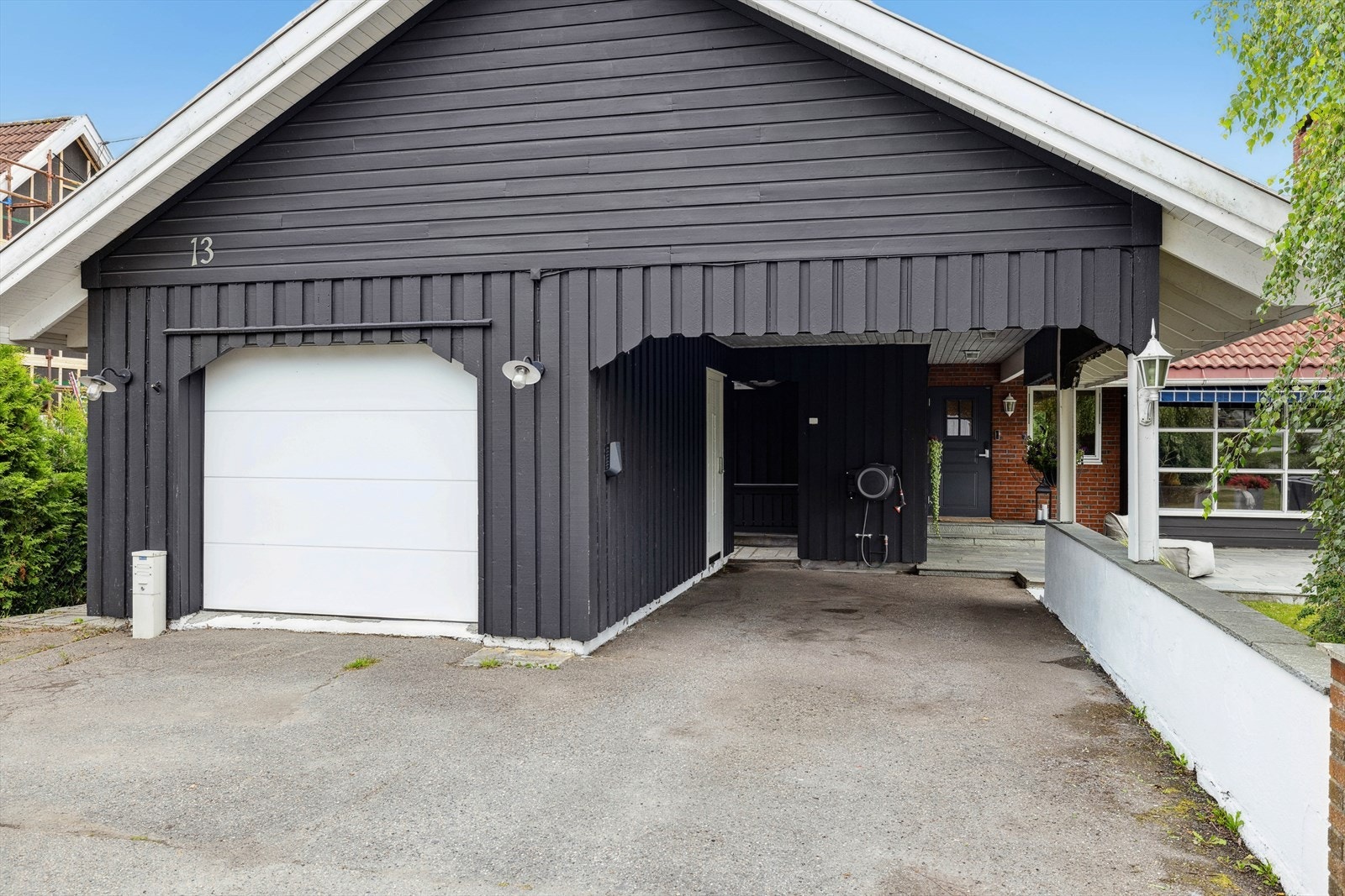 Parkering i garasje, carport og asfaltert innkjørsel. Galleribilde