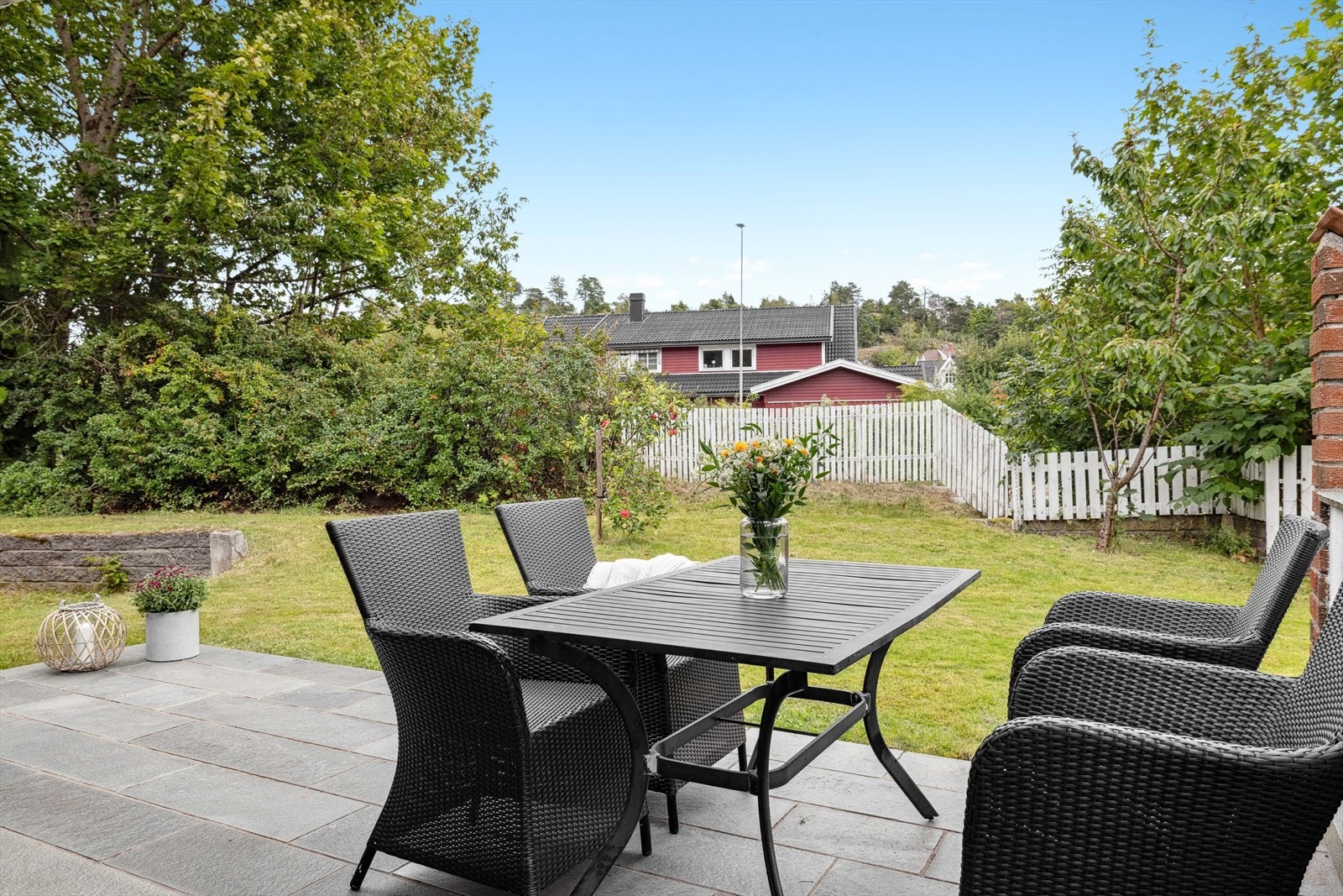 Fra kjøkkenet er det videre utgang til terrasse og hage i bakkant av boligen. Galleribilde