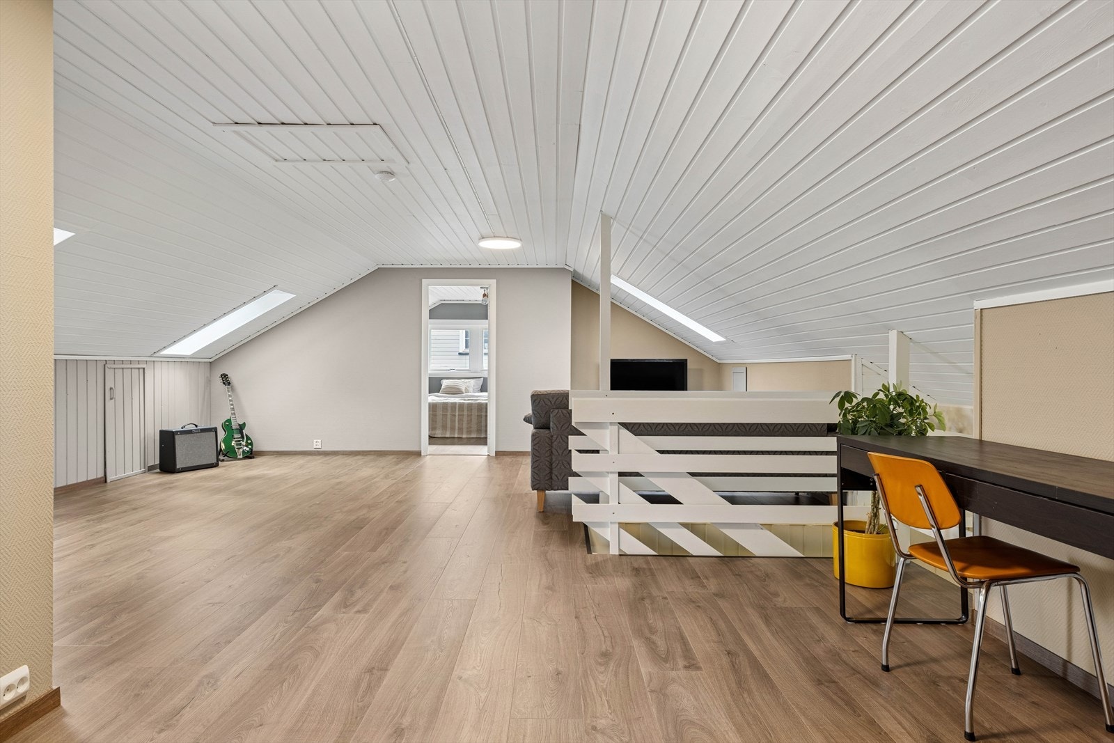 Velkommen til en romslig og innbydende loftstue som virkelig setter prikken over i-en! Galleribilde