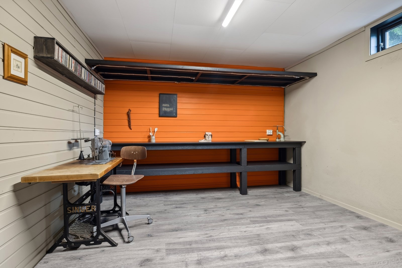 Kontor/kjøkken i kjeller. NB! Rommet er ikke omsøkt eller godkjent til dagens bruk. Galleribilde