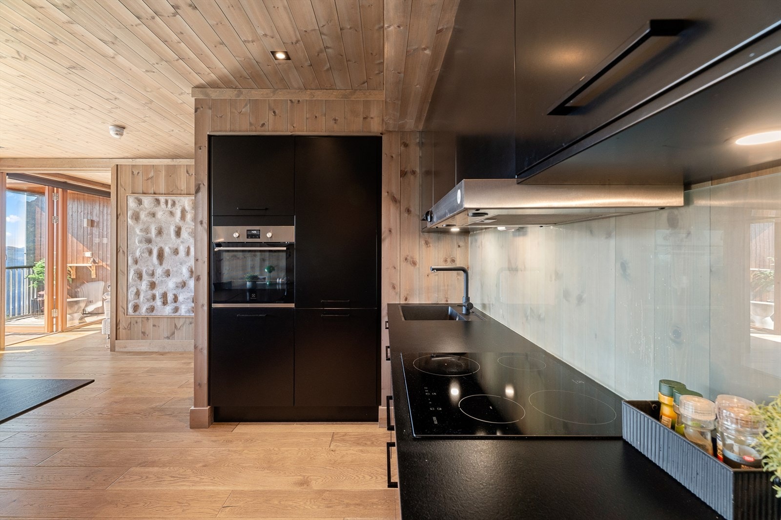 Kjøkken er utstyrt med glatte fronter, benkeplate av laminat, nedfelt oppvaskkum i sort kompositt med 1-greps blandebatteri, integrert platetopp, stekeovn,
oppvaskmaskin og kjøleskap med fryser Galleribilde