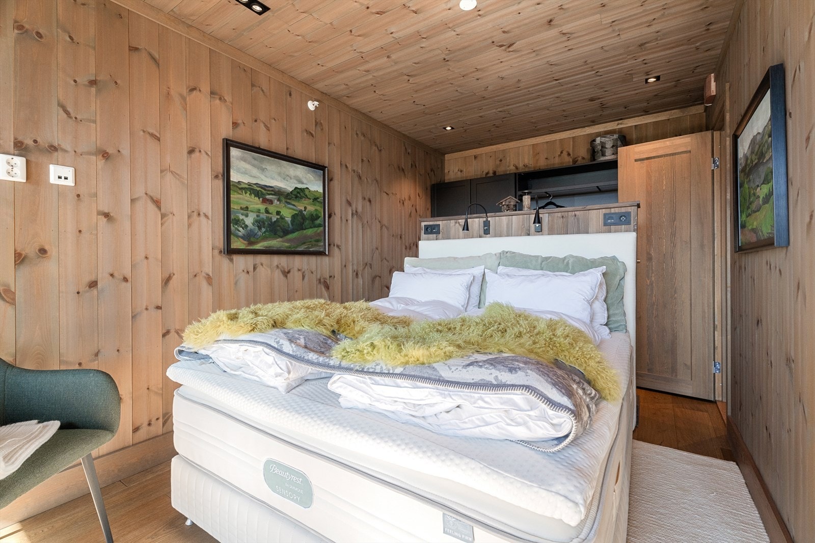 En stavs parkett på gulv, trepanel på vegger og tak med downlights i himling Galleribilde