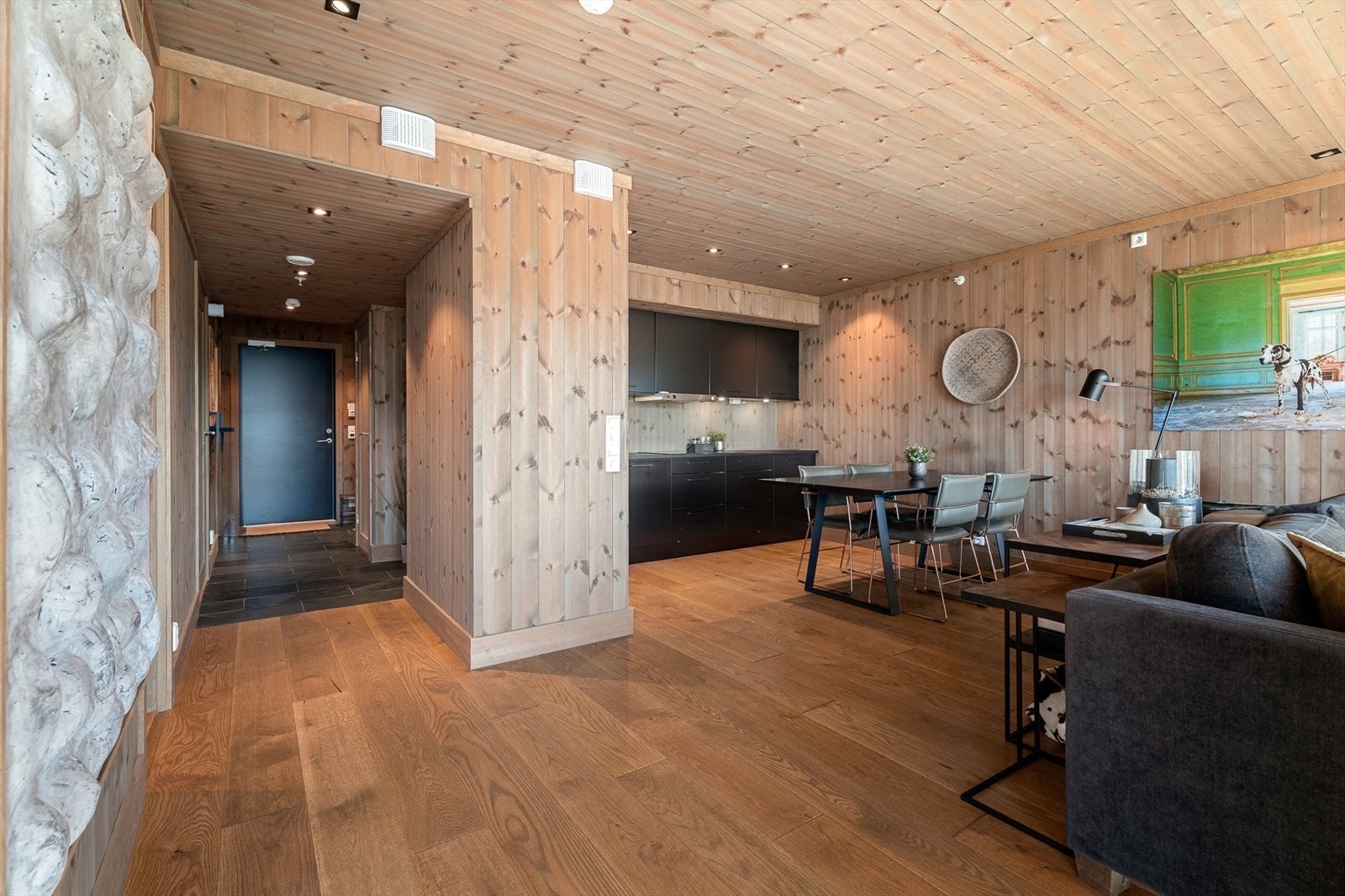 Leiligheten er oppgradert med en rekke gjennomtenkte tilvalg som løfter standarden betydelig Galleribilde