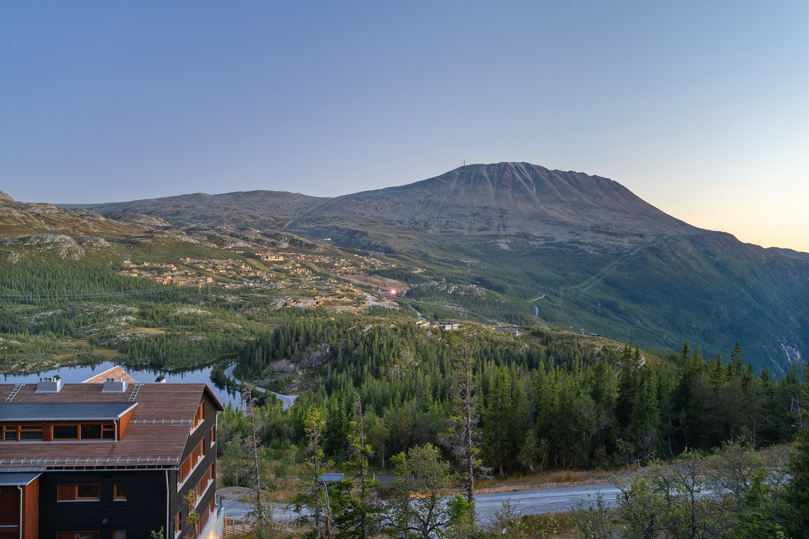Gaustablikk har 35 bakker, 3 barneområder, 2 terrengparker, skiskole, skiutleie og utfordrende løyper for både nybegynnere og erfarne skikjørere Galleribilde
