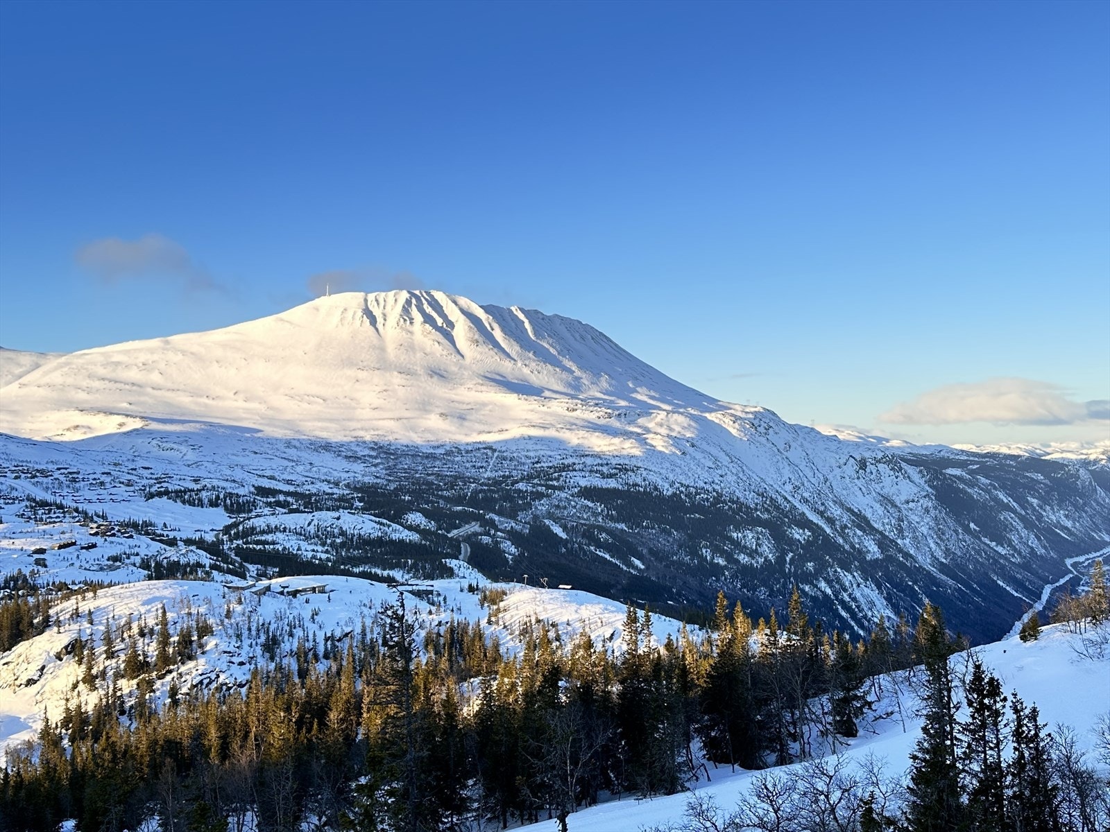 Påkostet 4-roms fra 2021 med panoramautsikt mot Gaustatoppen, solrik balkong, ski inn/ut og garasje m/el-lader Galleribilde