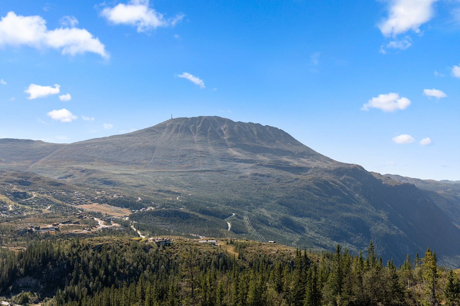 Sommerstid er hyttas beliggenhet ved vannet perfekt for en helårsdestinasjon. Om sommeren kan du nyte bading, padling og fisking i vannet, eller leie båter og flytende badstue hos Gaustablikk Hotel Galleribilde