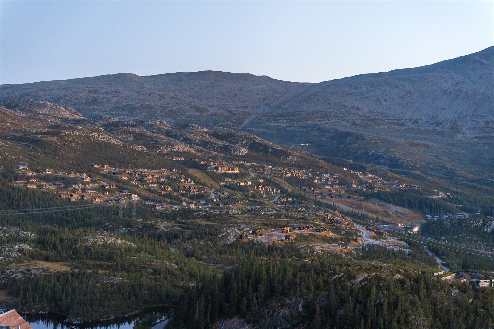 Med kort vei til busstransport som tar deg til alpinbakken, samt ski inn/ut-tilgang til langrennsløyper og naturskjønne omgivelser, kan du oppleve naturen på sitt beste året rundt Galleribilde