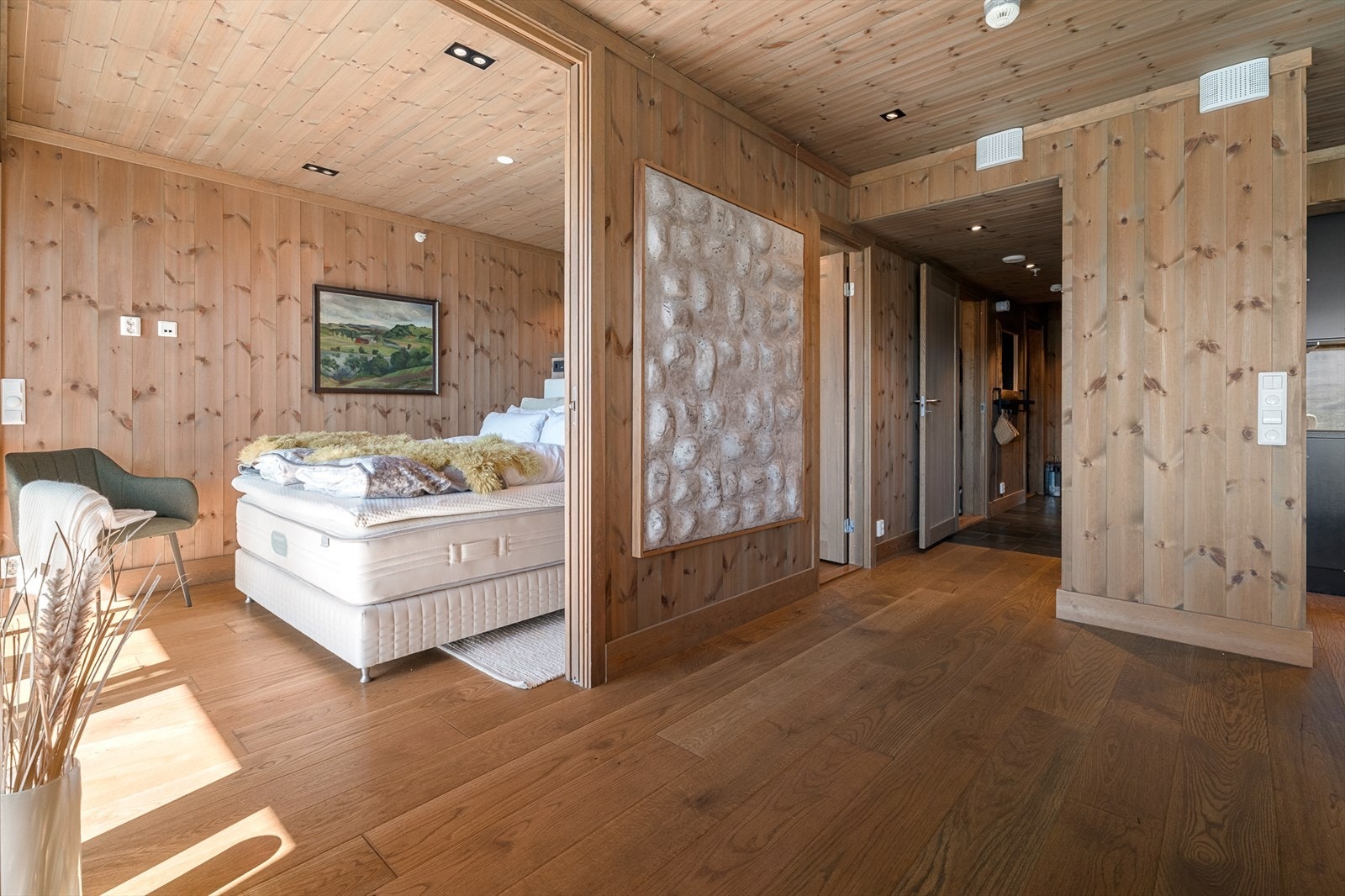 Lyst hovedsoverom med god plass og gjennomtenkte detaljer Galleribilde