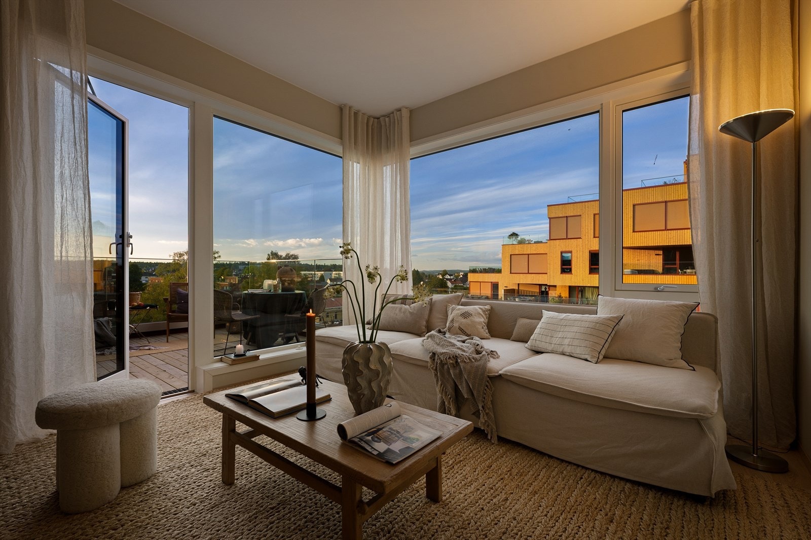 Stue med store vindusflater og utgang til terrasse. Galleribilde