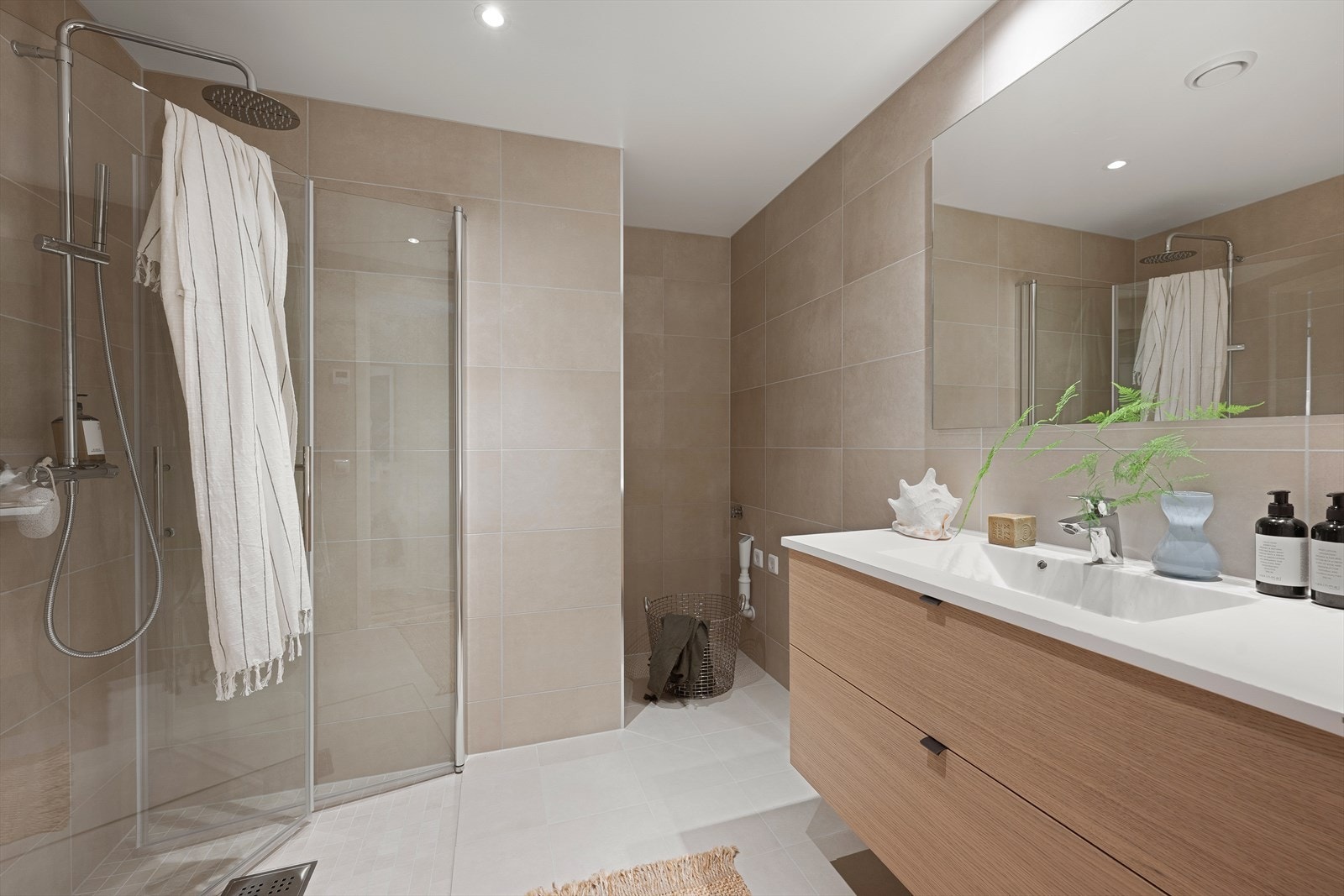 Delikat og pent flislagt bad med varme i gulv og downlights i himling. Galleribilde