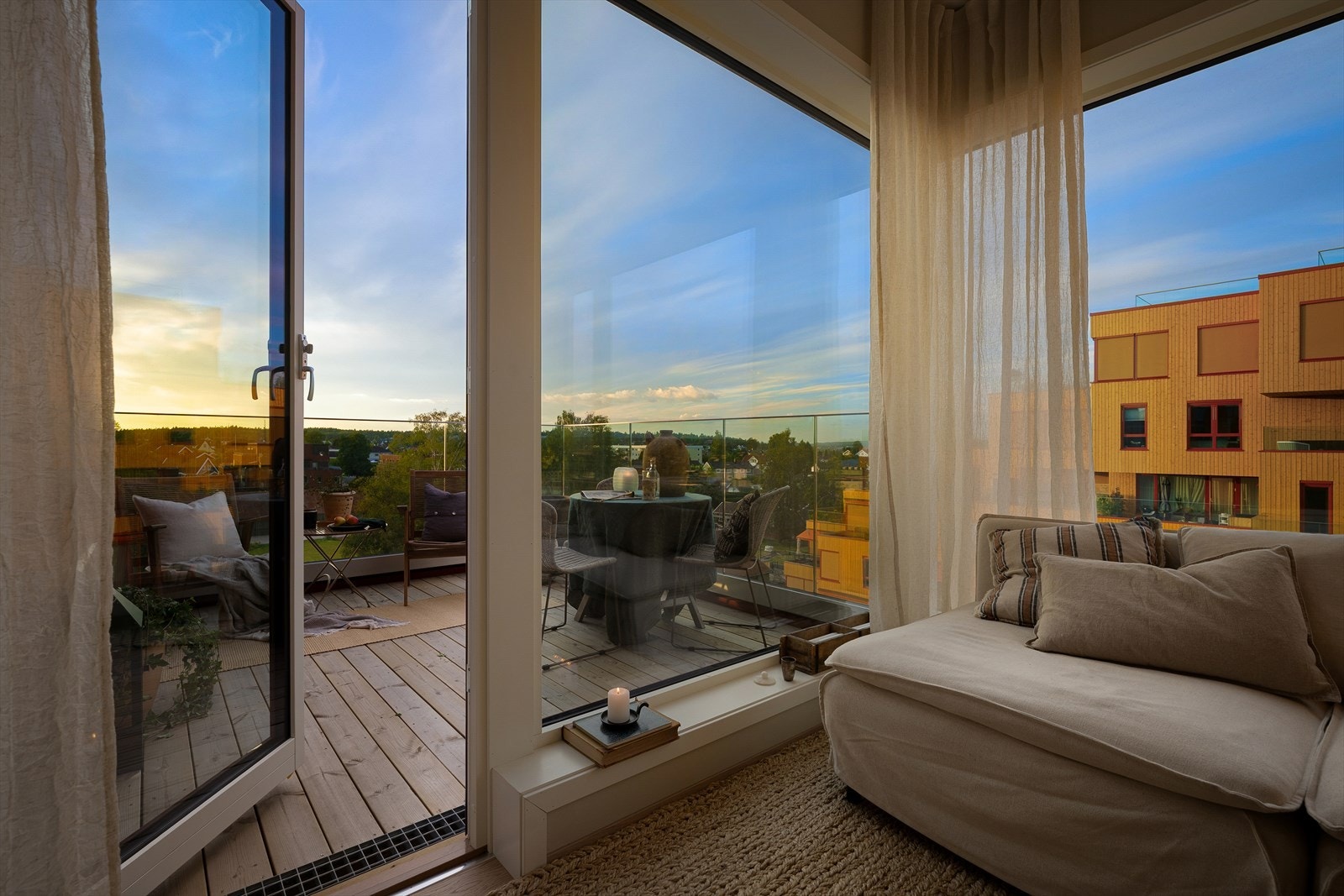 Terrassen fungerer som en forlengelse av stuen i sommerhalvåret. Galleribilde