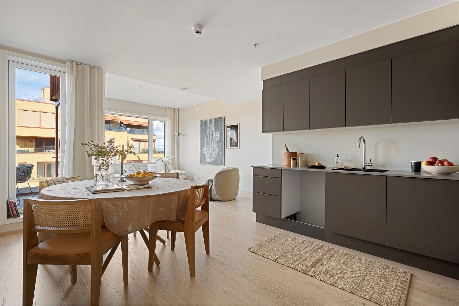 Oppholdssone med åpen stue- og kjøkkenløsning. Galleribilde