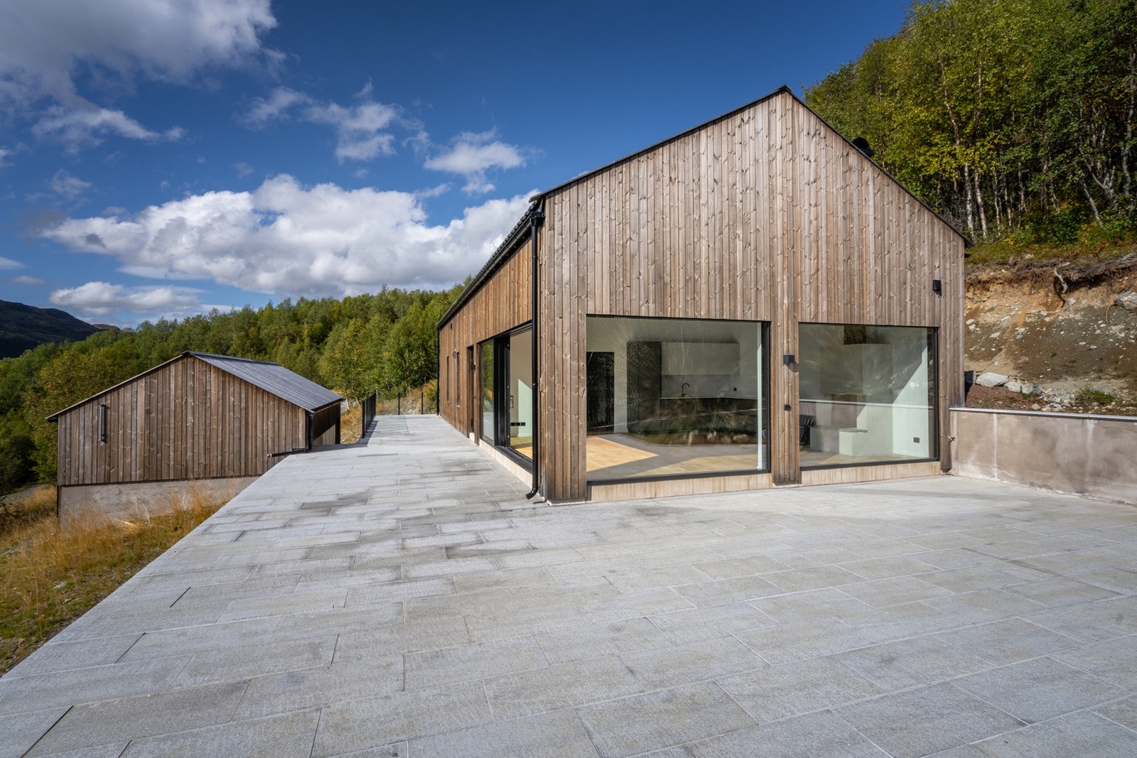 Den store steinbelagt tarrassen gjør det enkelt å nyte dagene i hytteveggen. Galleribilde