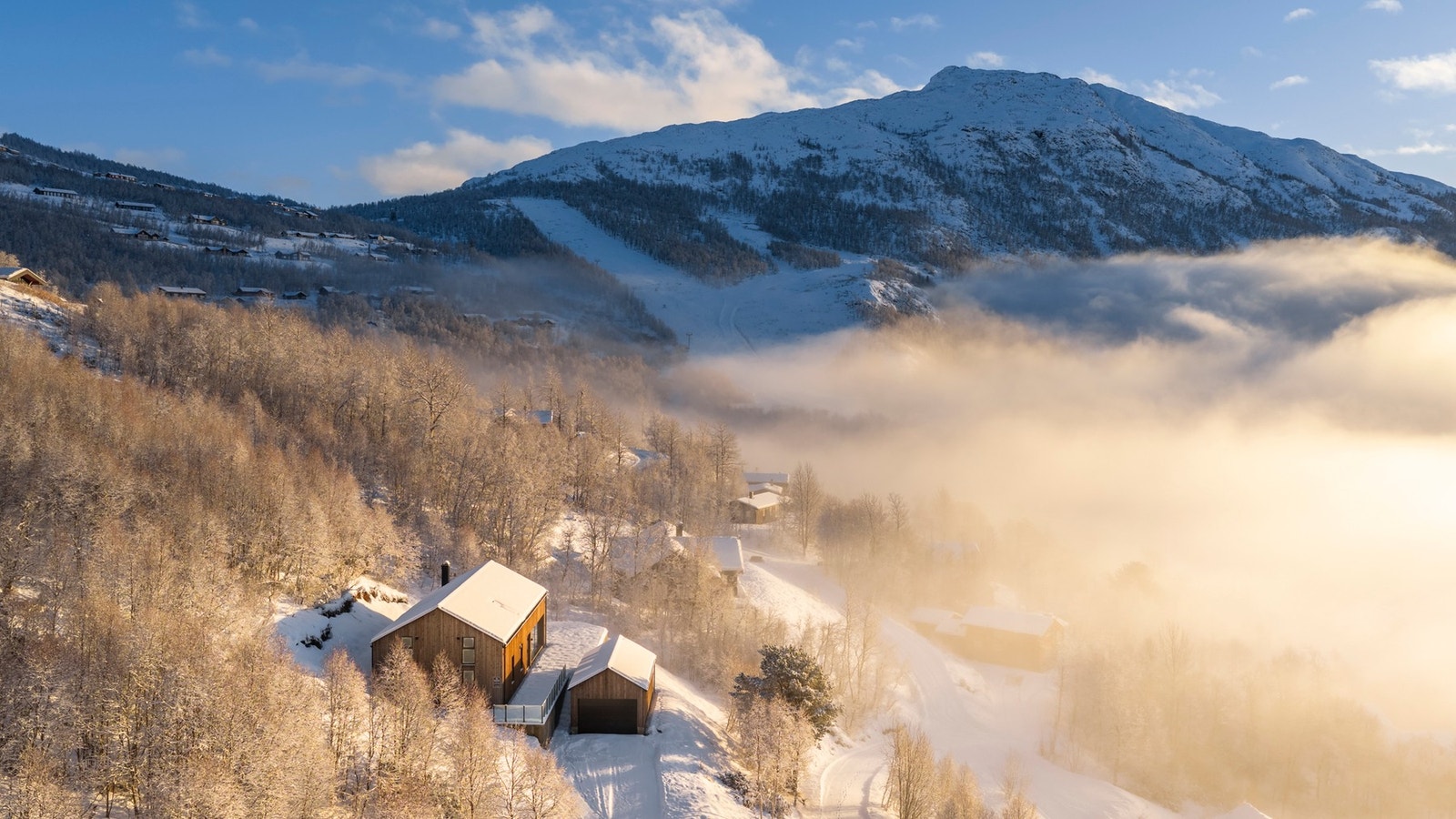 Hytta er nyoppført i 2024. Her ses skianlegget Solheisen og toppturmålet Kvitingane i bakgrunn. Galleribilde