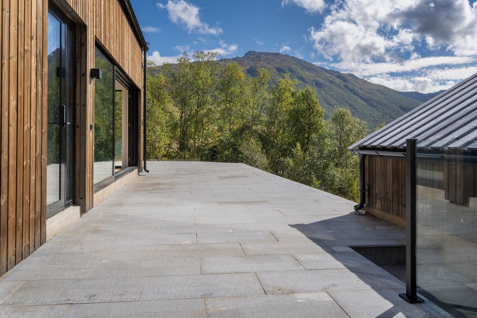 Flott steinbelagt terrasse på ca. 150kvm Galleribilde