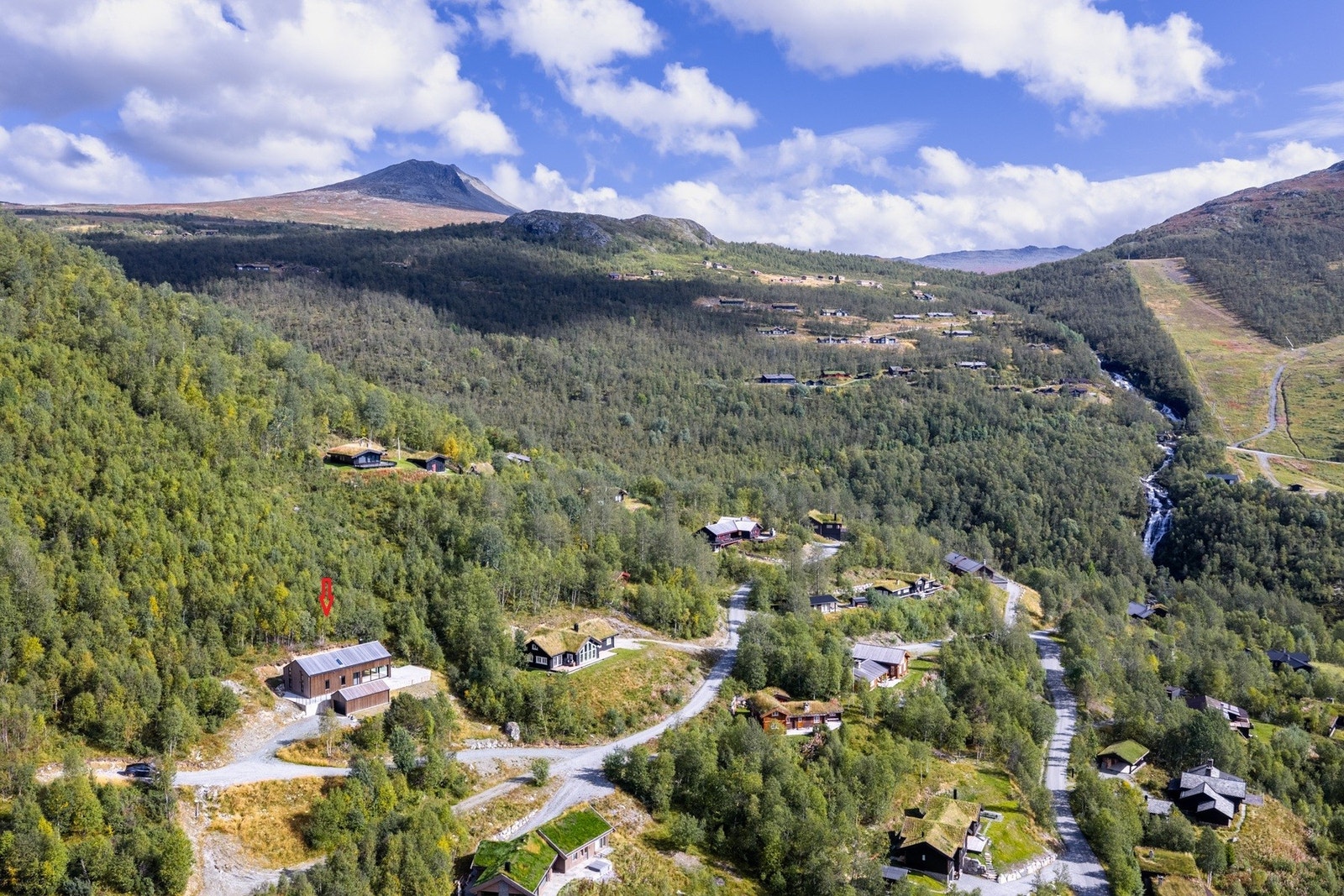Hytta ligger nært Solheisen skisenter. I bakgrunn ses toppen av Harahorn som er et populært turmål, både sommer og vinter Galleribilde