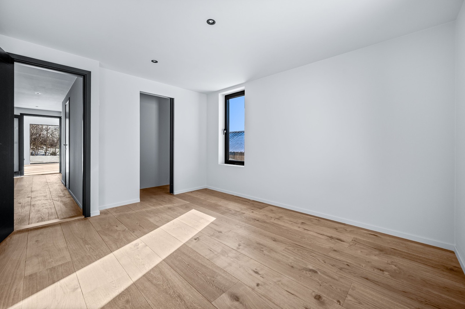 Soverom 2 på hovedplan har eget garderoberom. Galleribilde