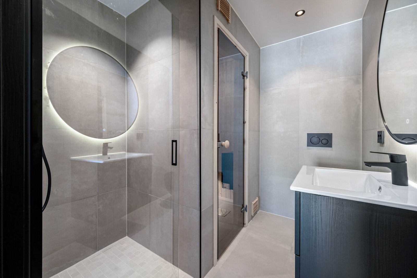 Bad i tilknytning til hovedsoverommet med badstue. Galleribilde