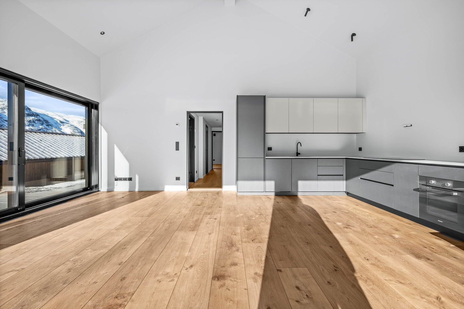 Kjøkkenet leveres med integrerte hvitevarer Galleribilde