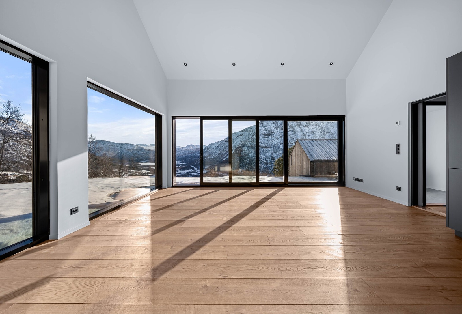 Stue og kjøkken har en svært luftig takhøyde og nydelig utsikt. Galleribilde