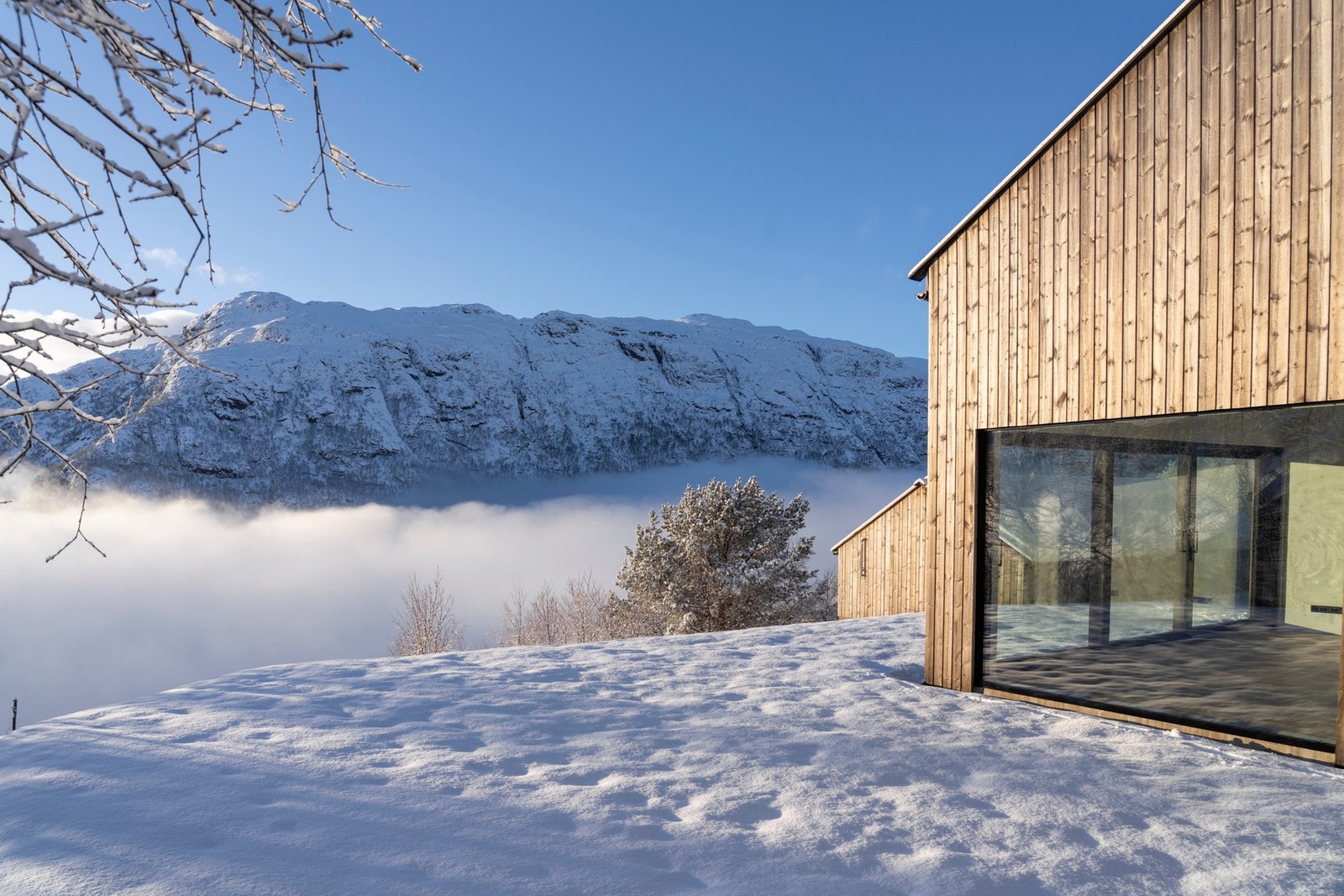 Stort uteområde med stor terrasse på tre sider Galleribilde