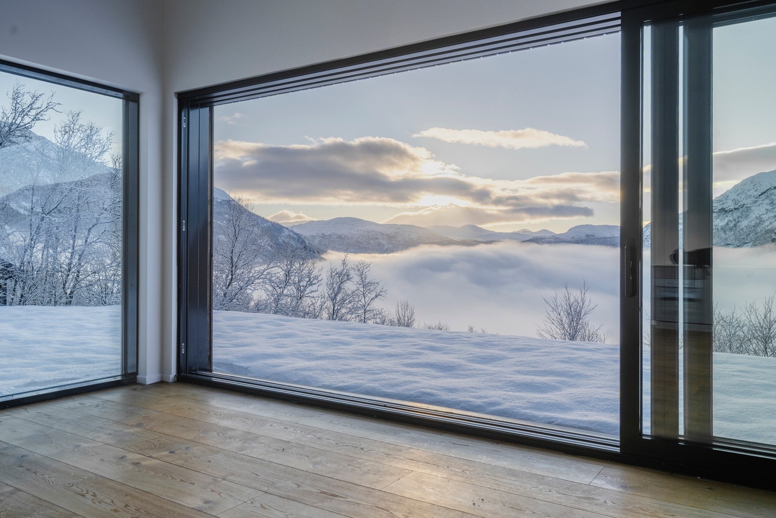 Nydelig utsikt gjennom store vinduer Galleribilde