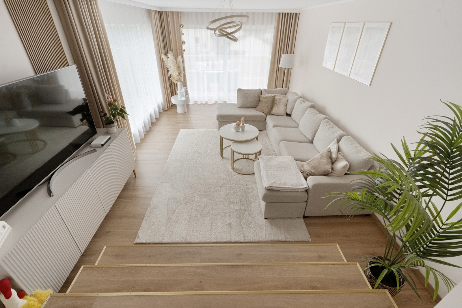 Dette er en innbydende og gjennomført bolig som kombinerer funksjonalitet med stilrene materialvalg og moderne komfort. Galleribilde