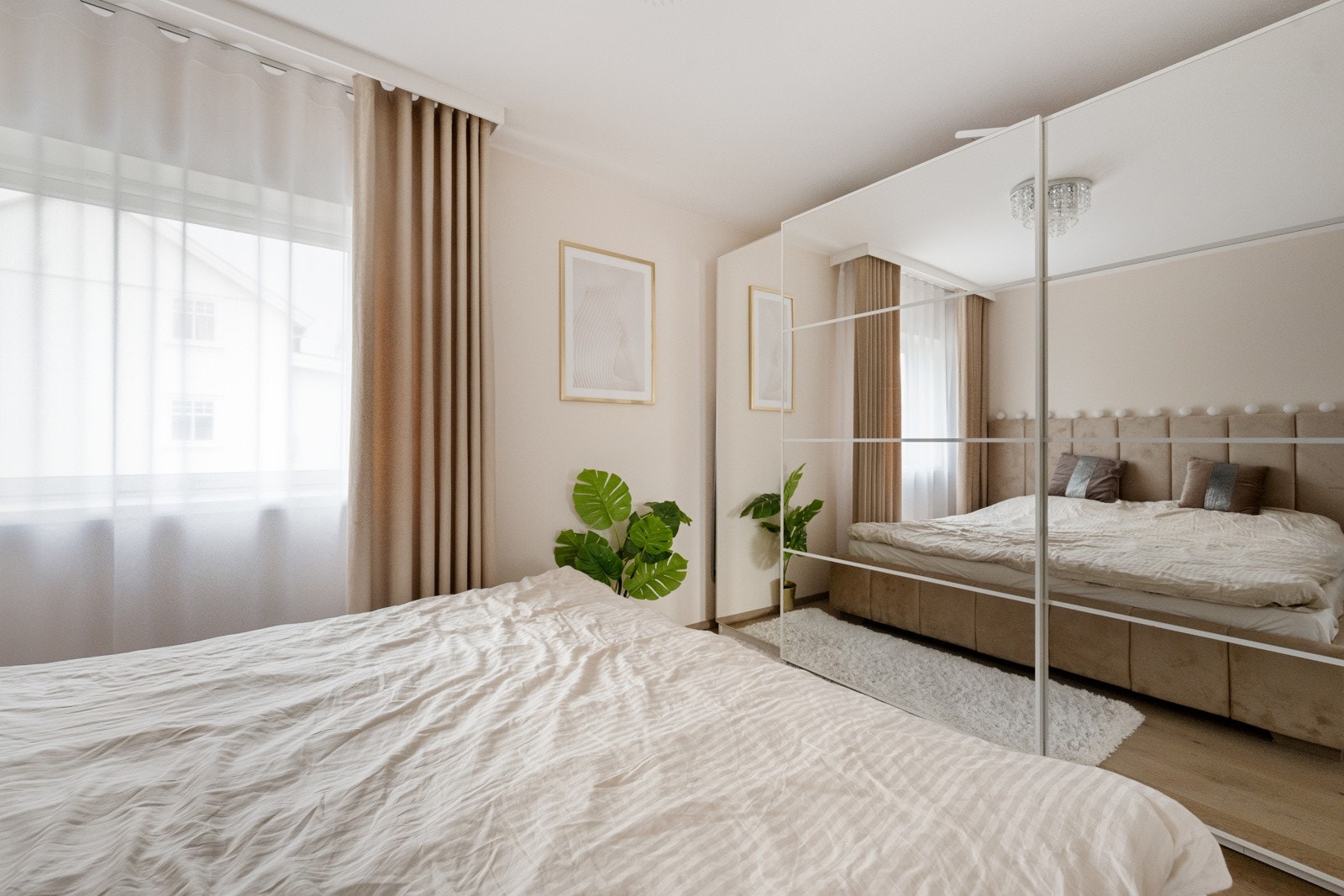 Hovedsoverommet i 1. etasje er romslig og innbydende, med stor skyvedørsgarderobe med speilfronter som gir både god lagringsplass og en følelse av ekstra rom. Galleribilde